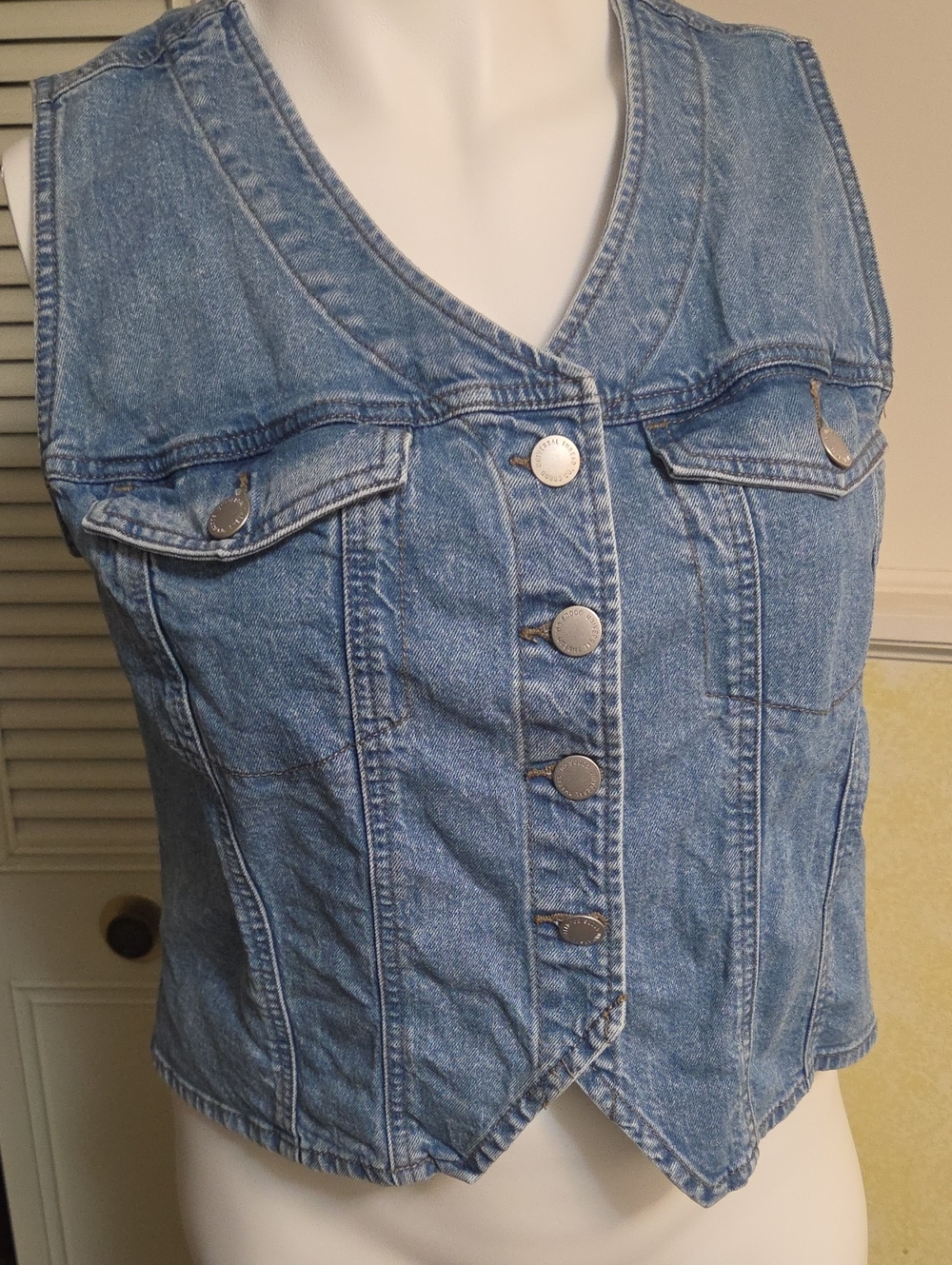 Universal Thread Light Blue Denim Button-Front Crop Vest